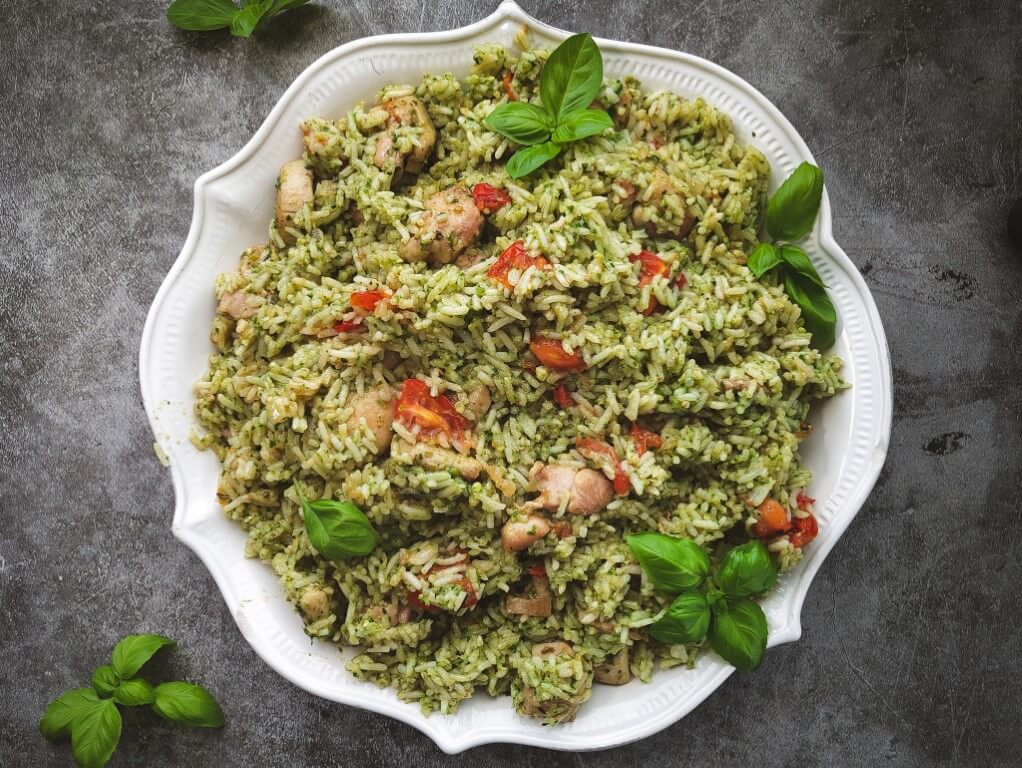 Bastmati Pesto met Sappige Kipdij en Zoete Cherrytomaatjes